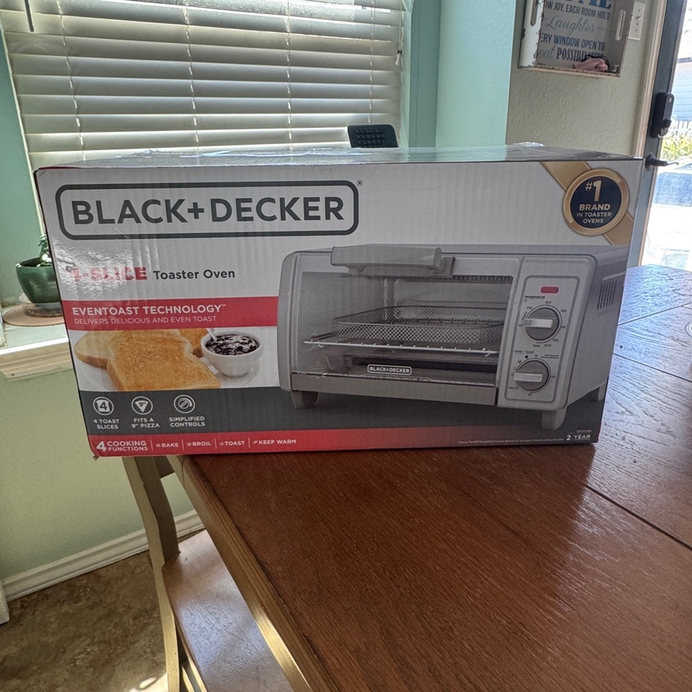 NIB Black+Decker 4-Slice Toaster Oven - Silver